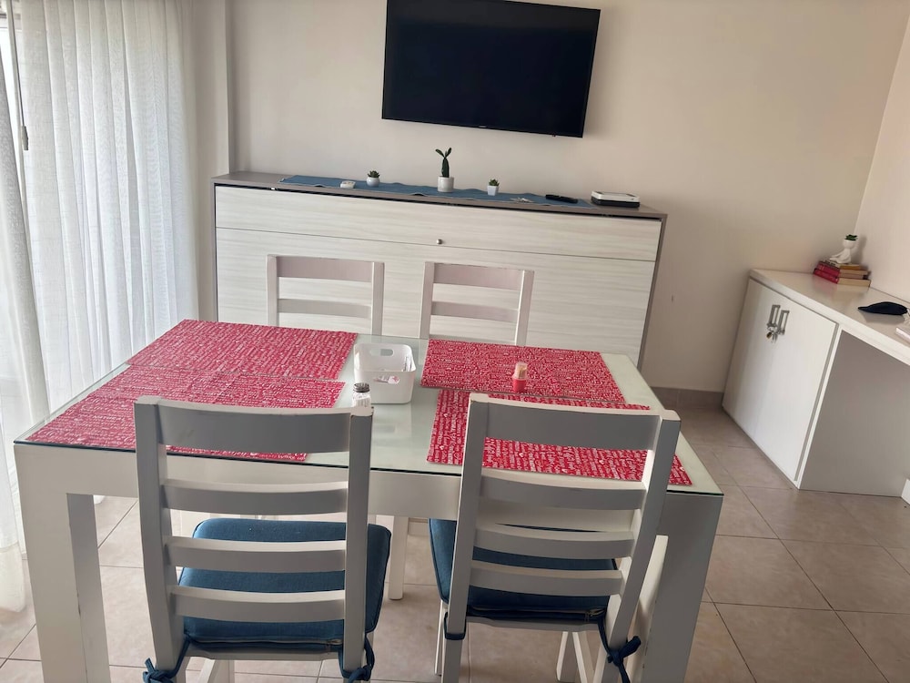 Peaceful, Pet-friendly Central Apt