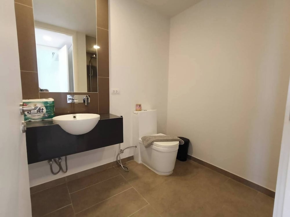 Luxury Large One Bedroom Seaview Serviced Apartment at Wongamat, Pattaya