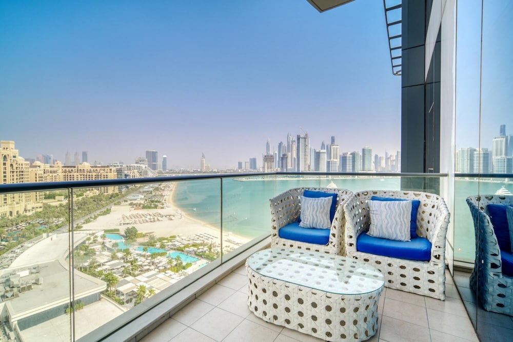 Royal Seaside Retreat w Balcony at the Palm