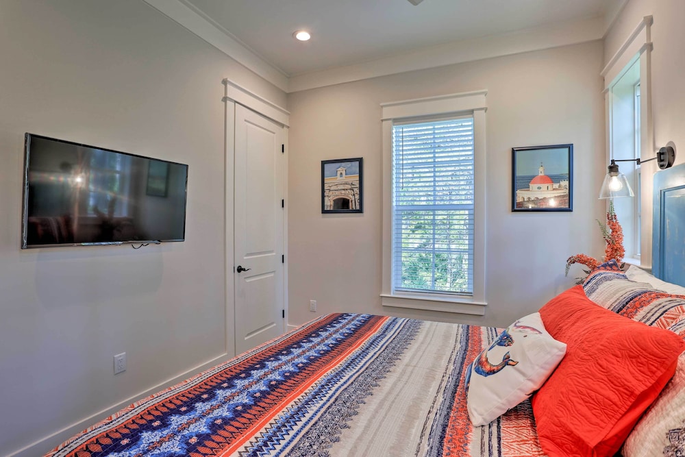 Family-friendly Santa Rosa Home: Walk to Beach!