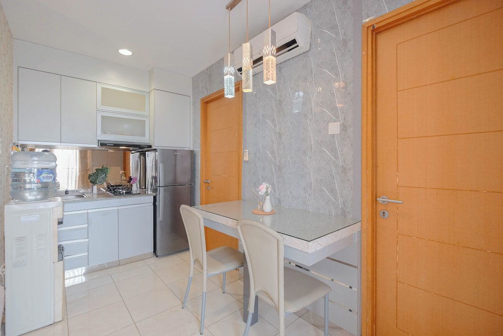 2Br Apartment Connected To Mall At Cinere Bellevue Suites