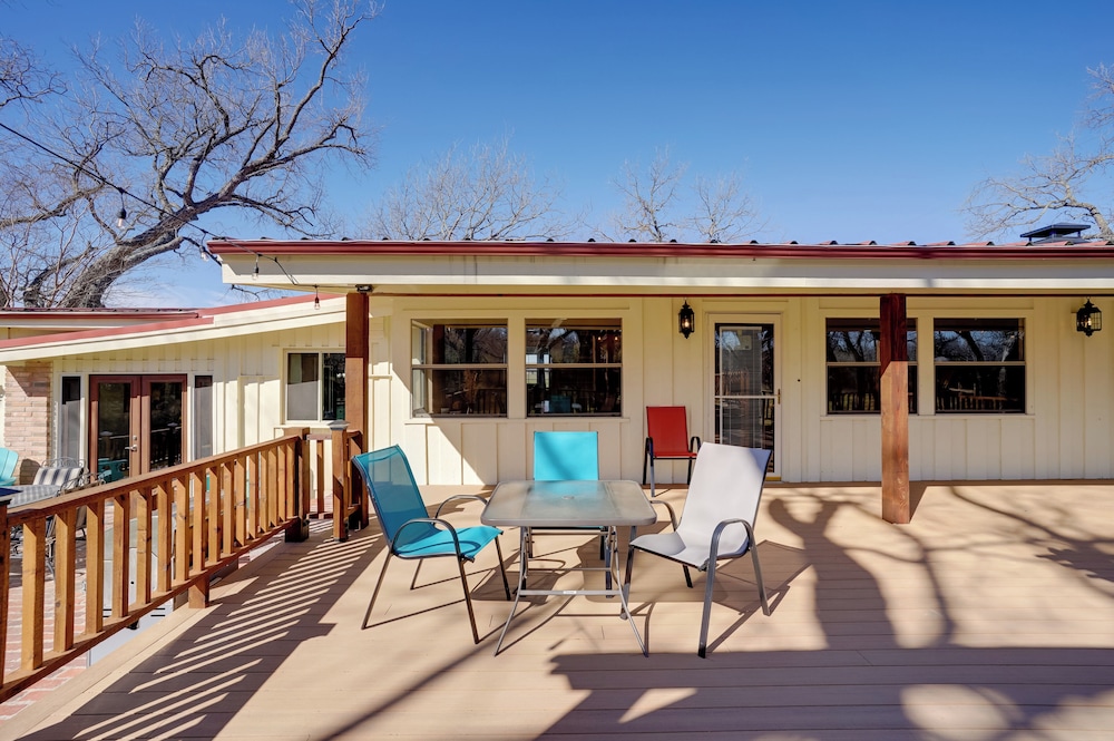 On-site River Access: Fishing Retreat in Granbury!