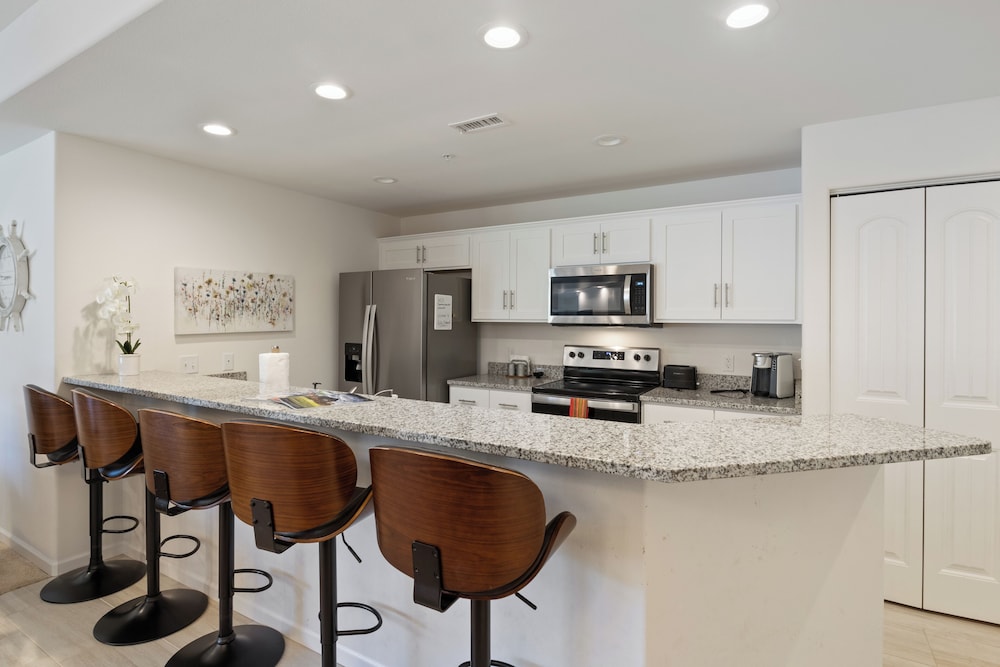 Central Location, Pool Access & Breathtaking Views