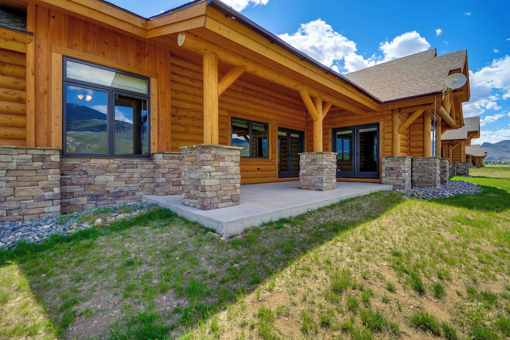 Spacious Cody Townhome: Private River Access!