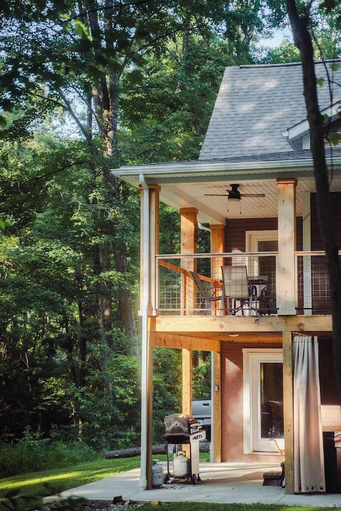 Modern 2 BD Cabin With hot tub & Games & Central Loc