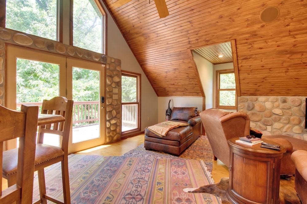 Dock Access: Romantic River Retreat in Gassville