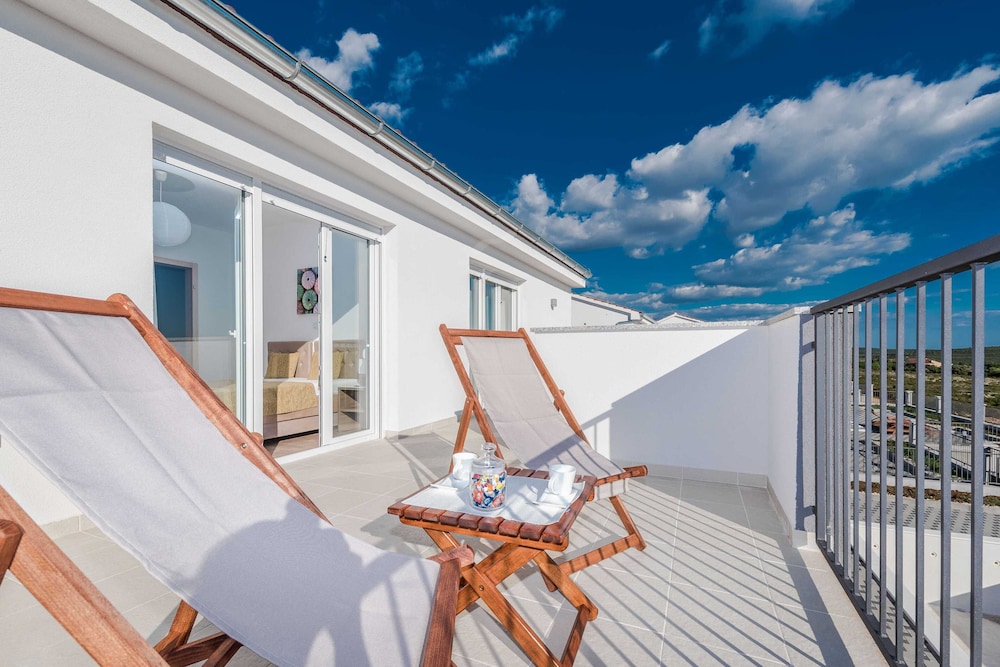 Luxury Escape With Swimming Pool & Modern Design