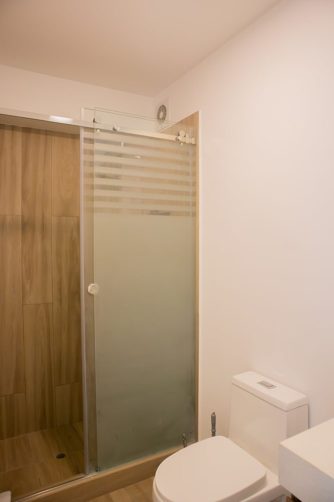 w Inviting 2BR w Balcony in Miraflores