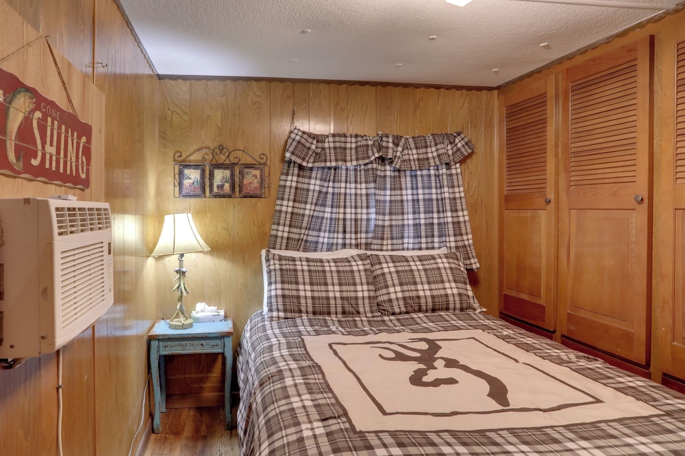 Greers Ferry Lake Escape: Cabin w/ Pool Access