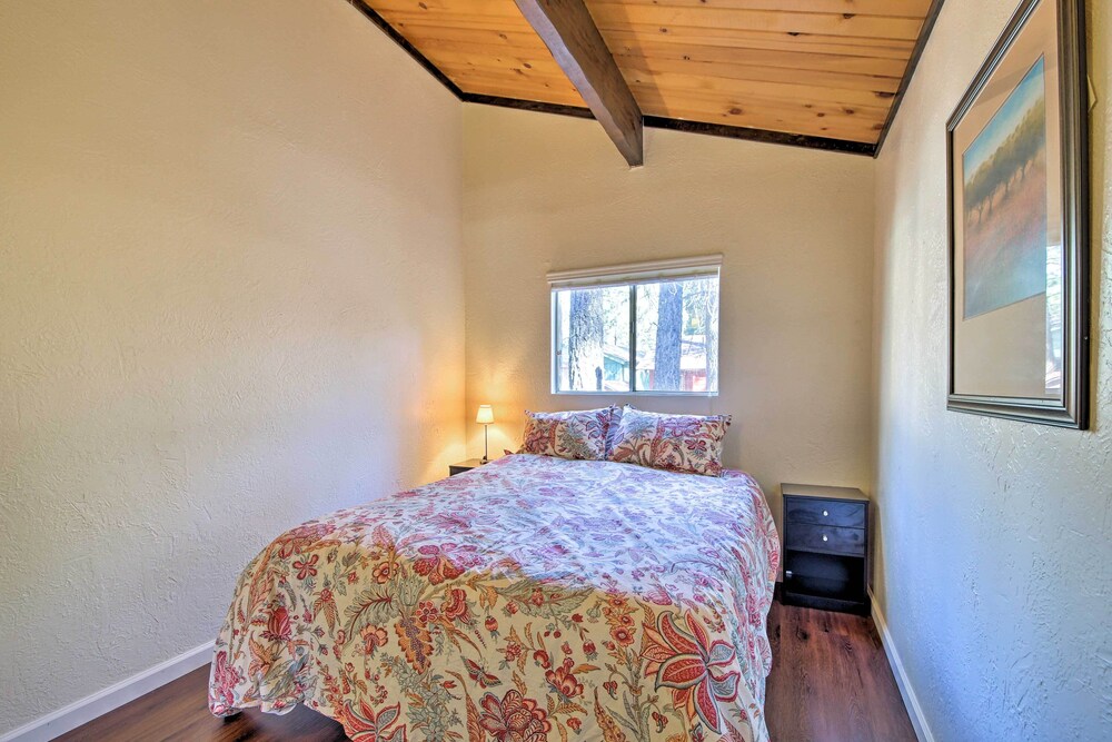 Cozy Cabin w/ Deck & Fireplace in Big Bear! view 5