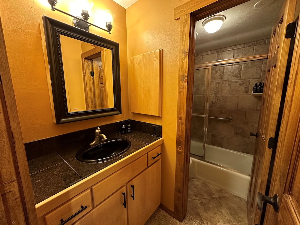 Lakeside, Spacious, Modern 2br - Sleeps Up To 8 2 Bedroom Condo