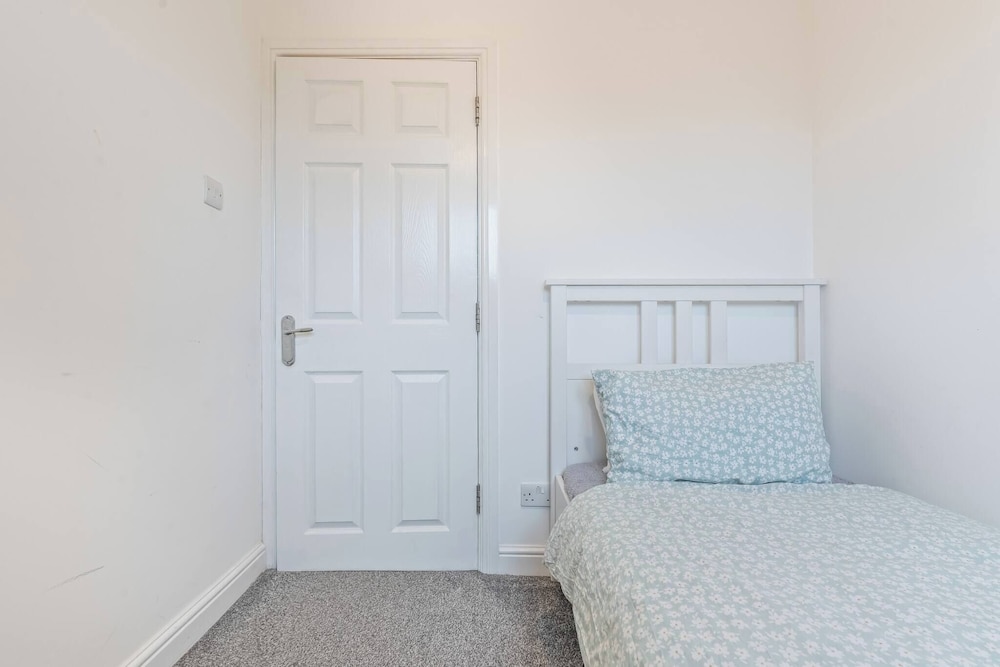 Beautiful 5 Bedroom Home in Coventry 14min to NEC