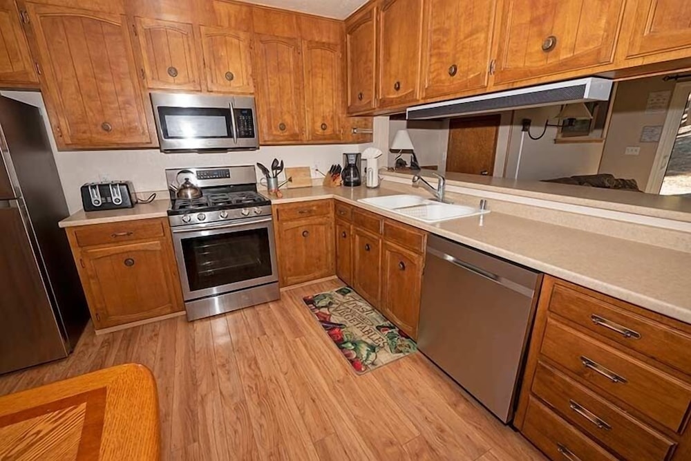 1510 Wildwood, 6 2 Bedroom Condo by RedAwning