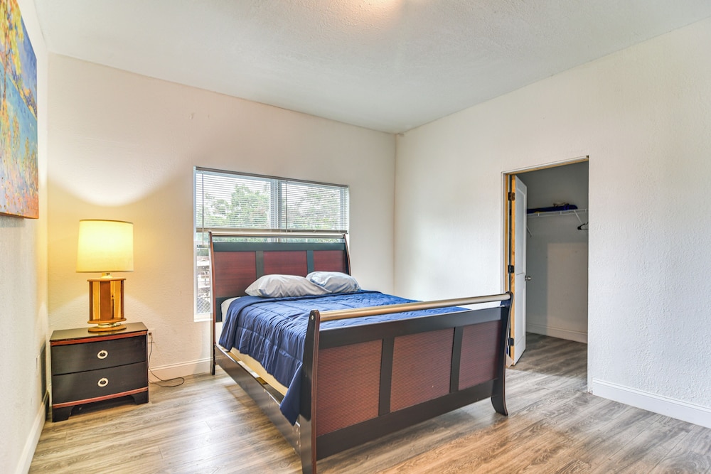 Close to Attractions: Tampa Retreat w/ Yard!
