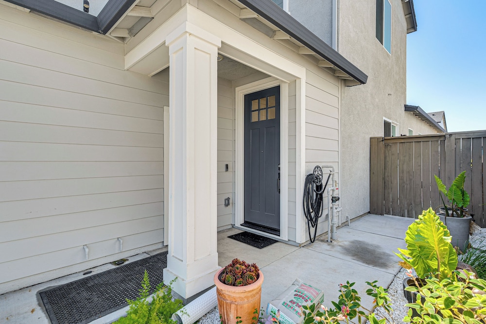 Fenced-in Yard: Apt 7 Mi to Westfield Galleria