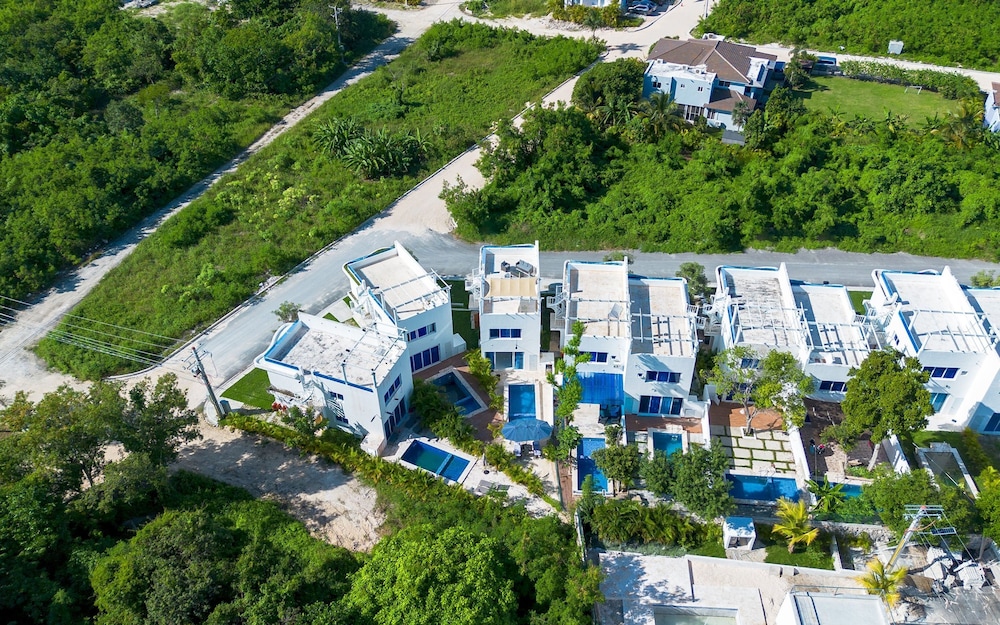 Relaxing 3-bedroom Villa With Pool Rooftop Jacuzzi in a Secluded Setting