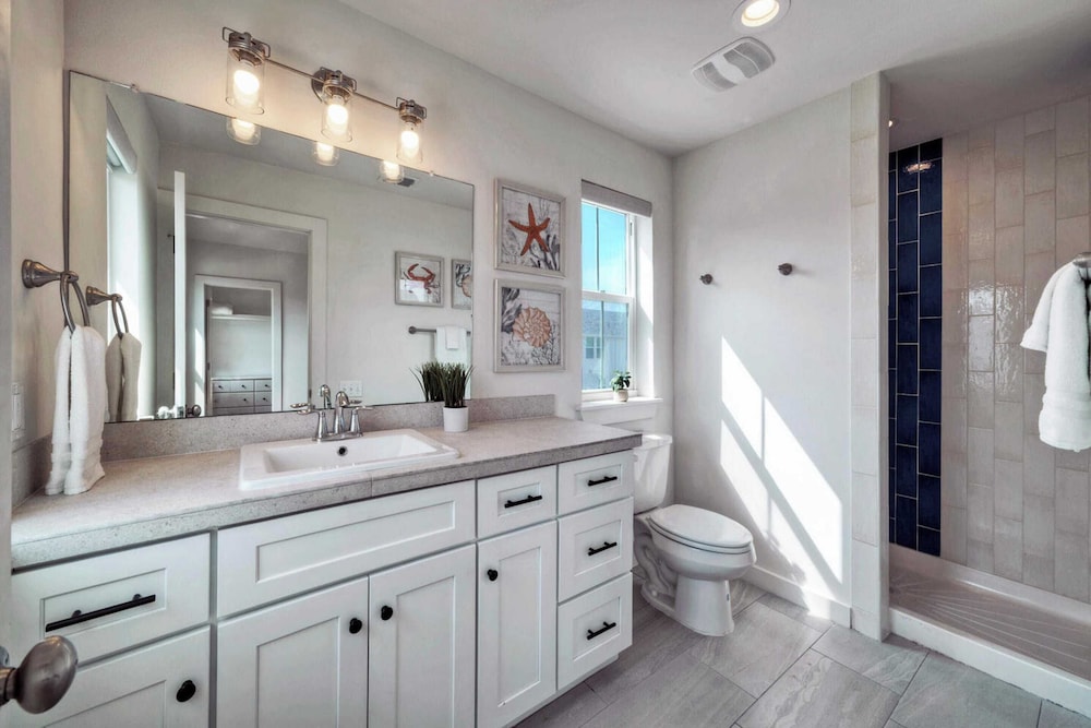 Sleeps 20 2 Homes in Mercer Village w/ Pool Heart of Old Town, Walkable