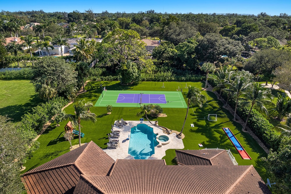 Luxurious 7-Bedroom Villa with Pool & Games