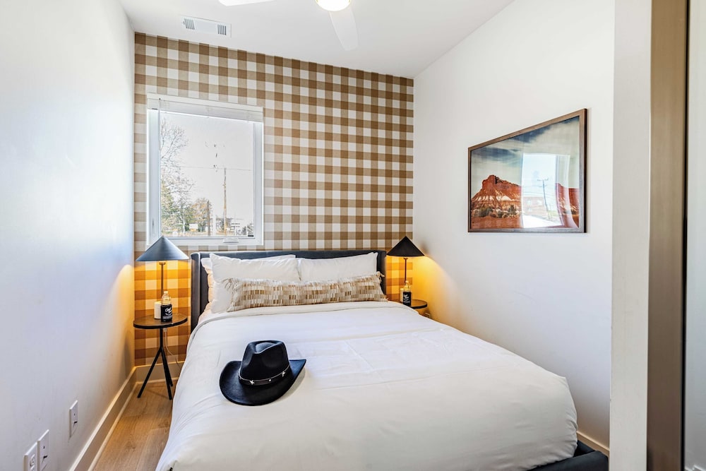 Sleeps 24, 2 Units Mins to Downtown Outrider by Avantstay