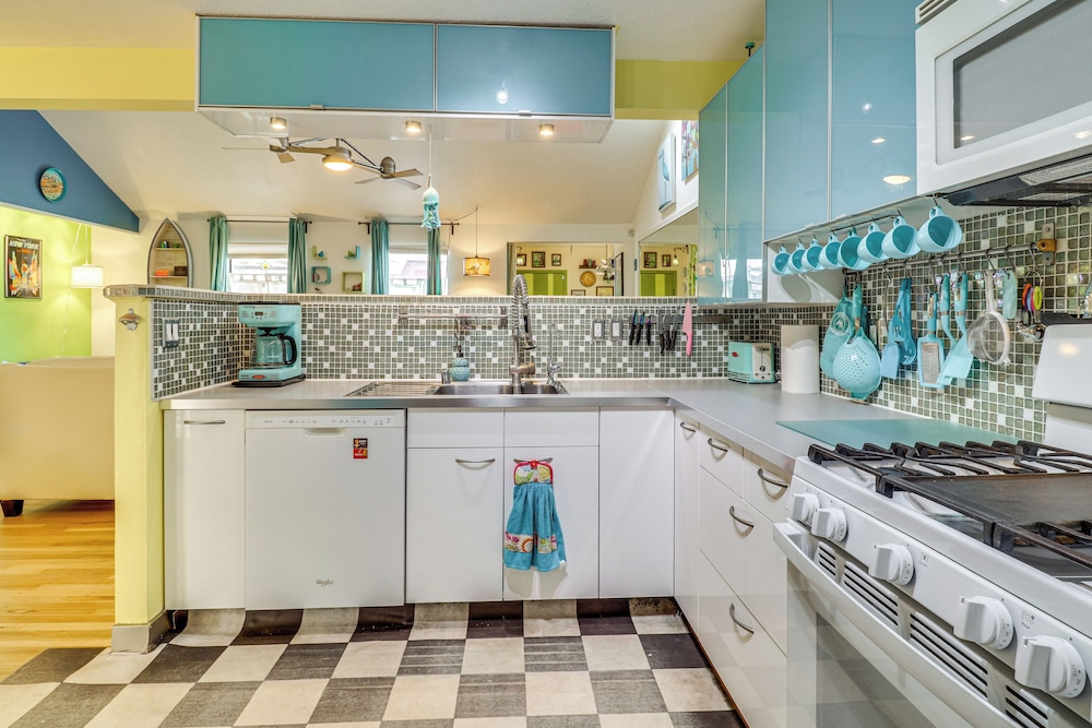 Outdoor Bar & Large Pool: Retro ABQ Retreat!