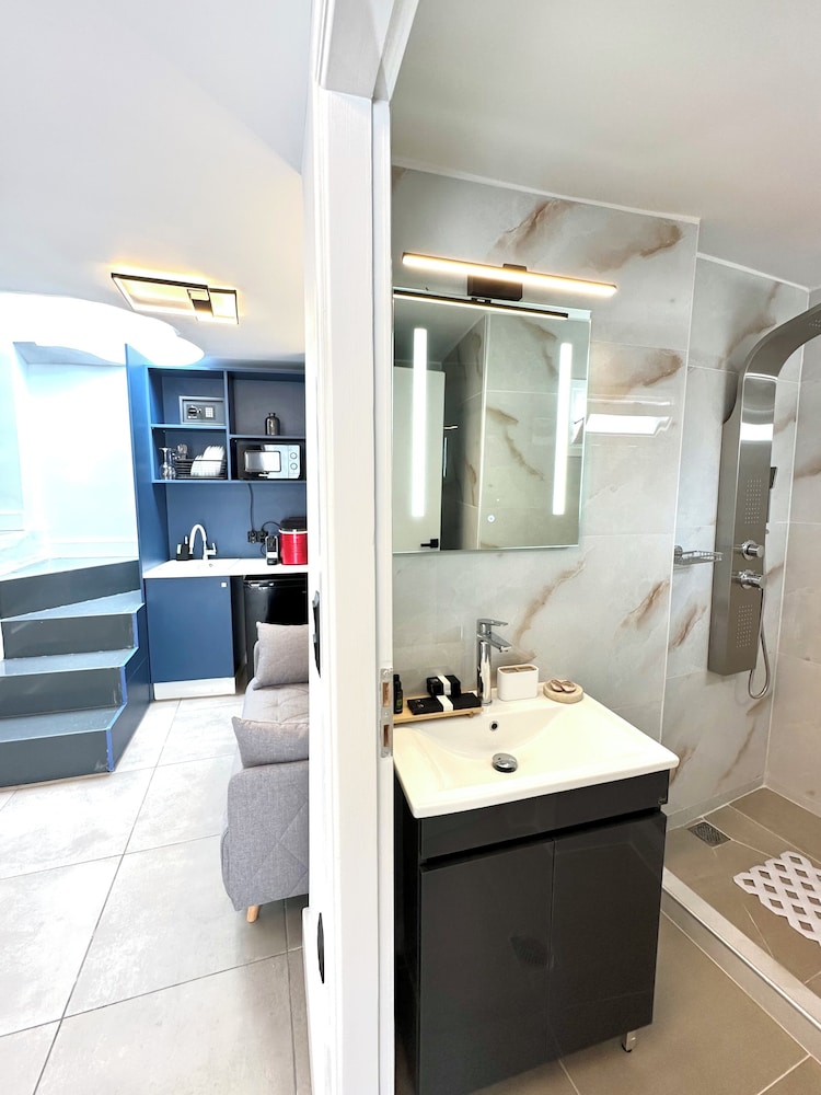 Step One - Luxury Suites right in the heart of Acropolis next to metro station