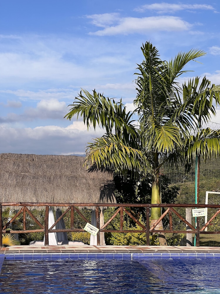 Hotel campestre palmas del zamorano - Image 1