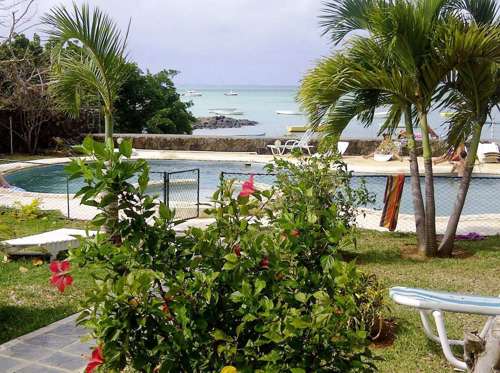 Private Beachfront Bungalow With Pool and Garden - by Feelluxuryholidays view 4