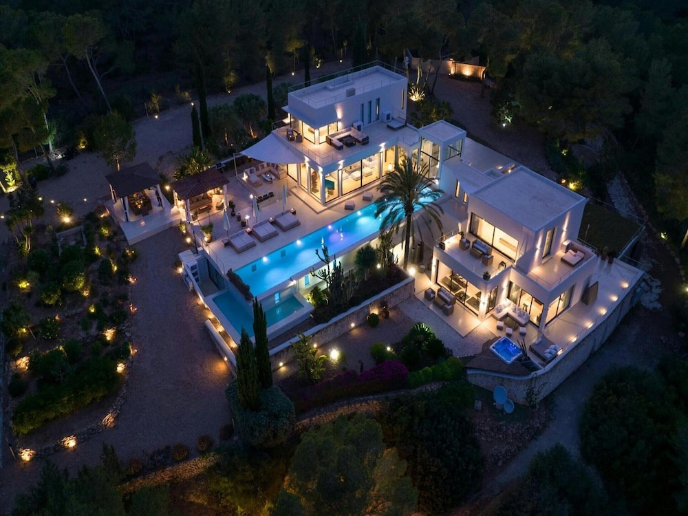 Holiday Home With Stunning Infinity Pool