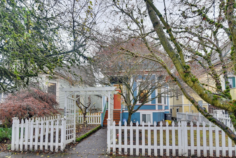 < 1 Mi to Moda Center: Walkable Portland Retreat!