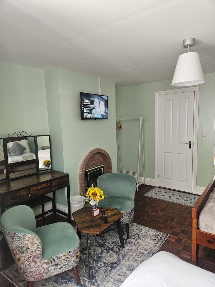 Basement 2 Bed Appartment with EVCharger