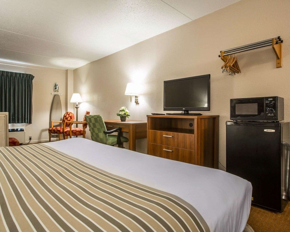 Econo Lodge Inn & Suites Columbus near Fort Benning