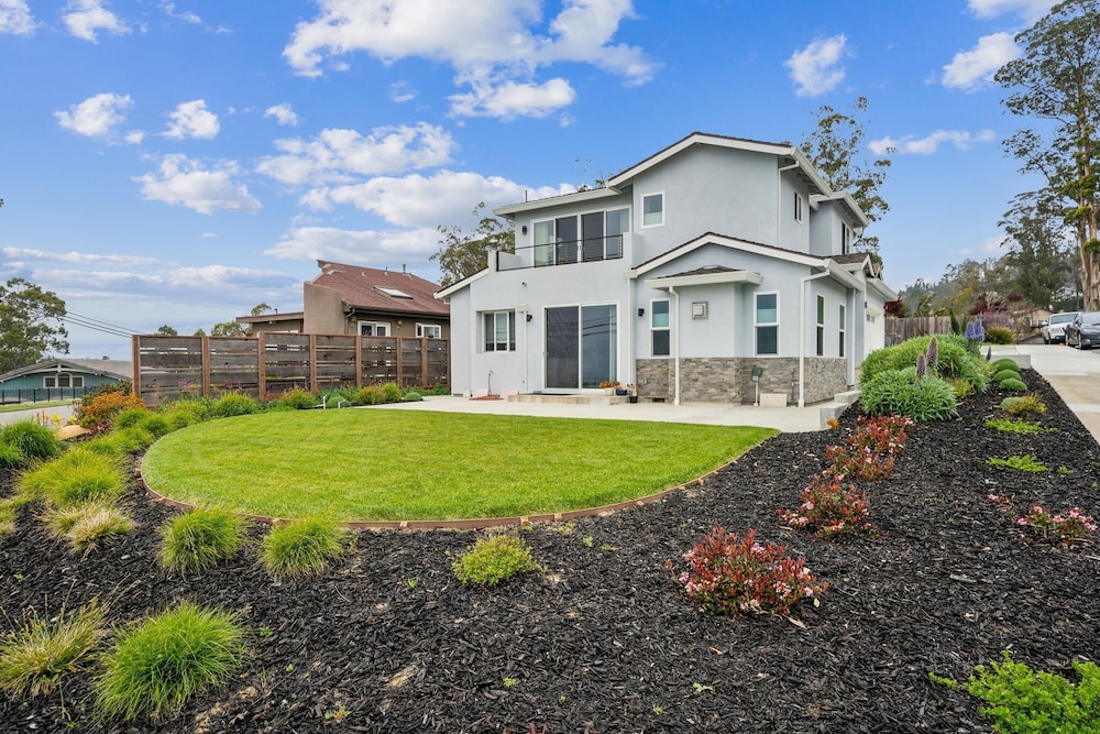 Panoramic Ocean Views Modern Coastal Escape 3 Bedroom Home