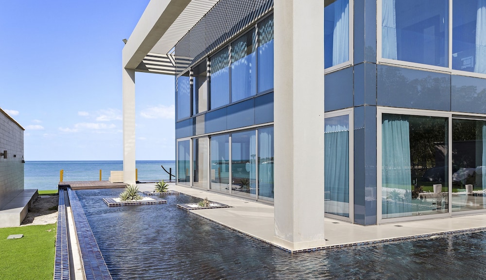 WelHome - Extraordinary Giant Water Villa on Nurai Island