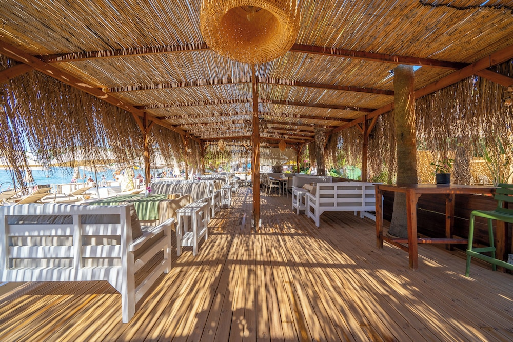 Halikarya Hotel & Restaurant Beach