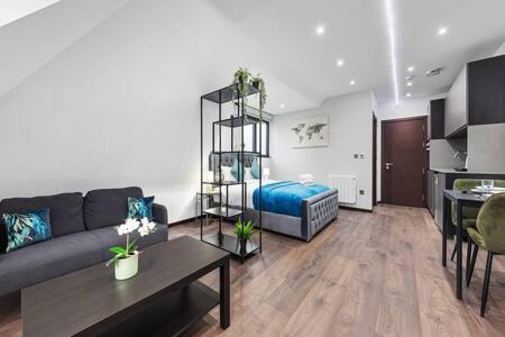 Luxury Spacious 2 Person Suite in North London