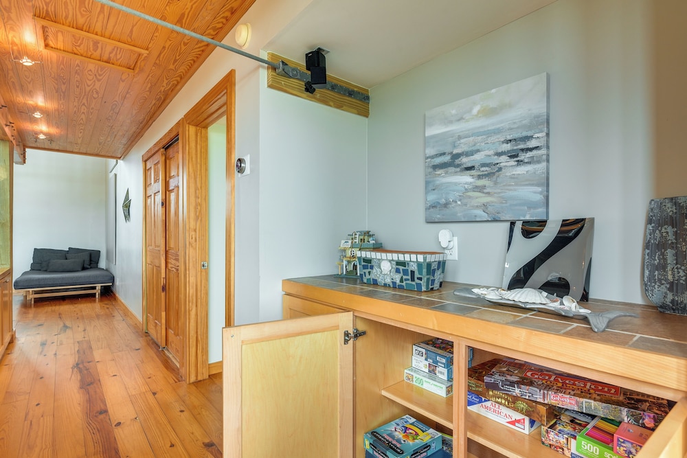 Oceanfront Home w/ Beach Access in Galveston