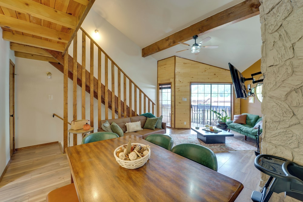 Red River Home w/ Ski Slope, Mtn & River Views!