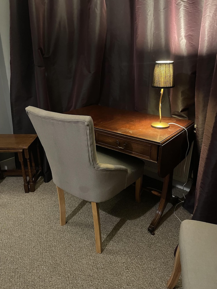 Traditional Elegant Spacious English Home, 4bdr