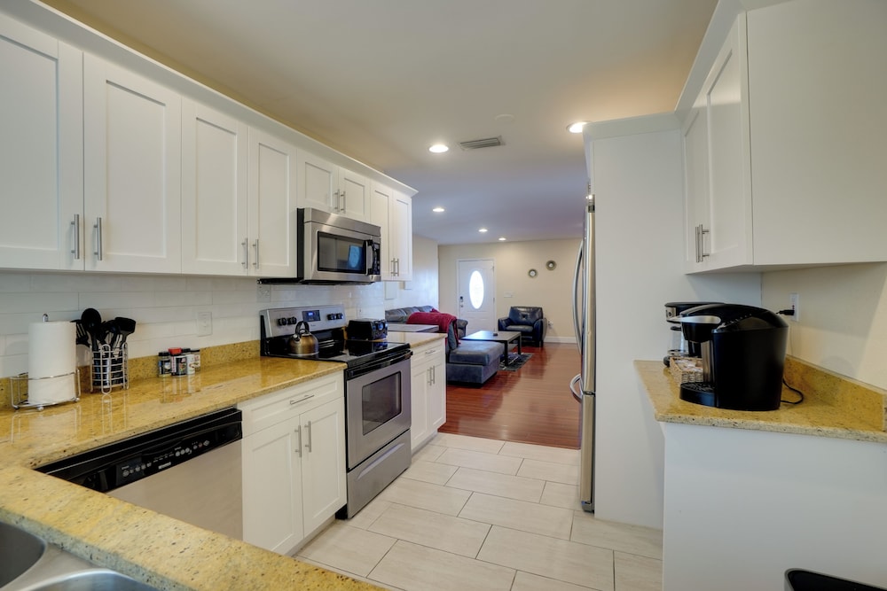 Gorgeous Tampa Getaway ~ 7 Mi to Downtown! view 5