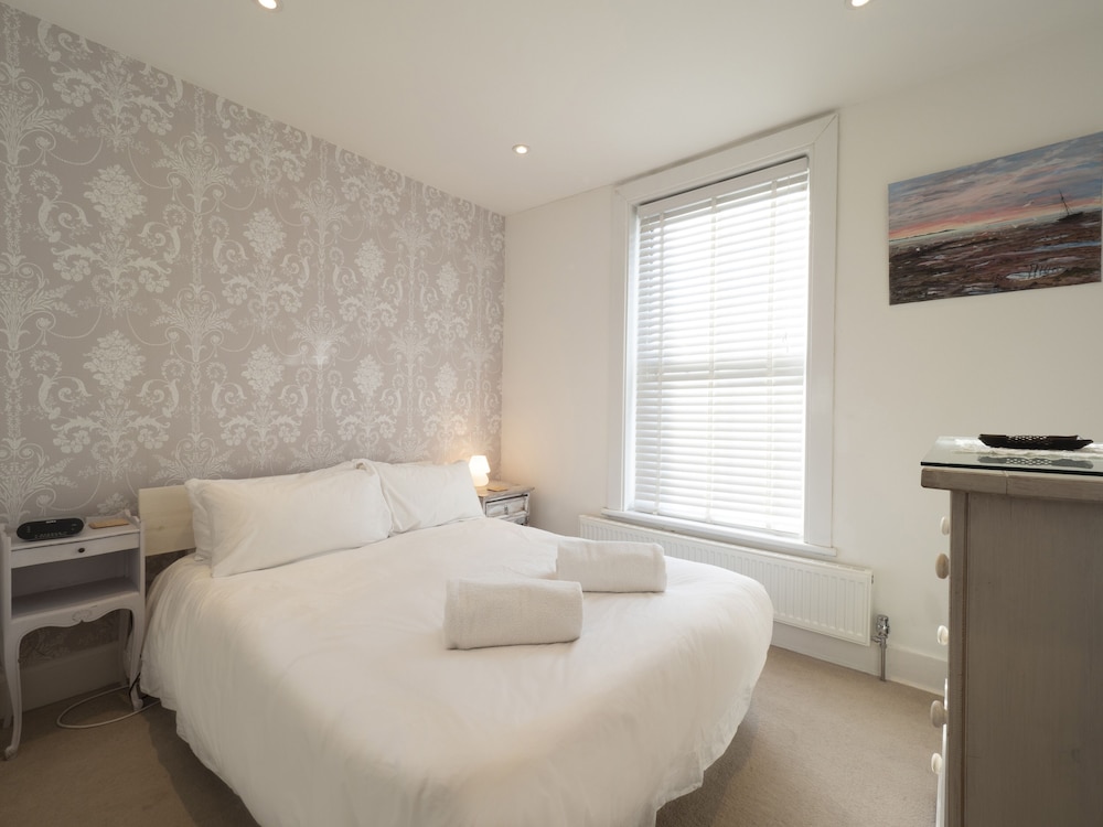 Sail Away - 2-Bed Apartment by the Beach view 3
