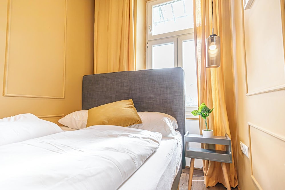 4BR Apt for 10P Walk to Westbahnhof