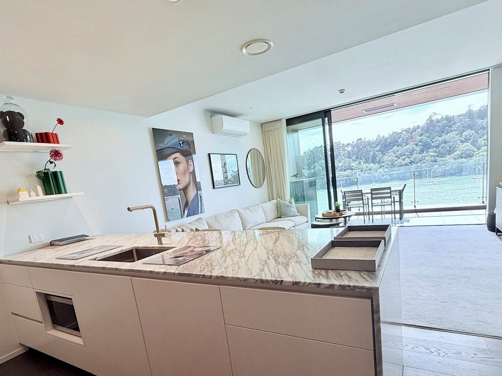 Catalina Bay 2BR w Balcony Views by Zodiak Stays