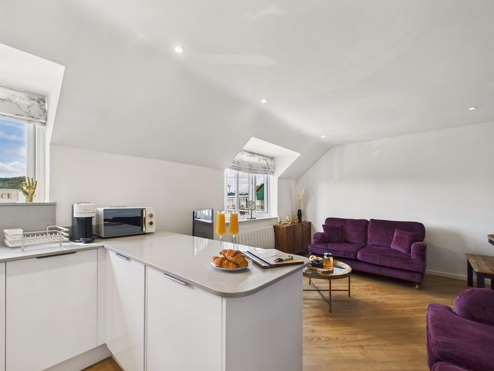 2-bed Central Apartment- Free Private Parking