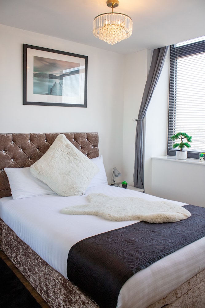 2 Bedroom Central Apartment With Parking view 5