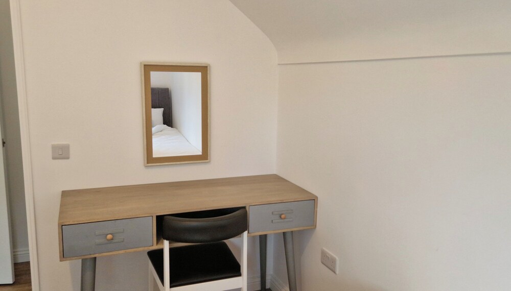 2 Bed Cottage-sleeps 4-private Garden-parking