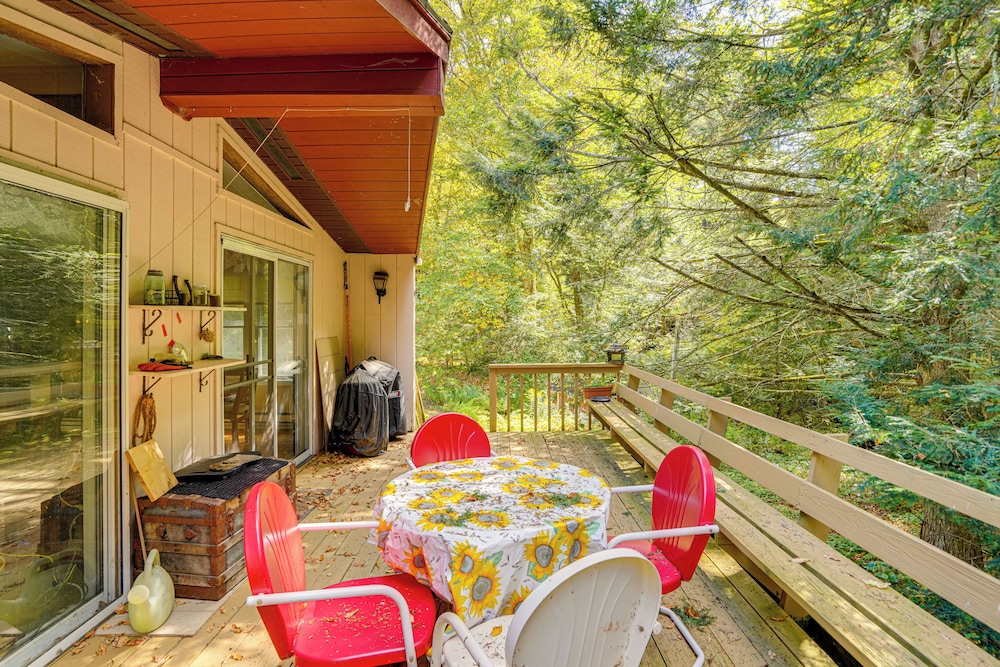Quiet All-season Creekside Escape in Upstate!