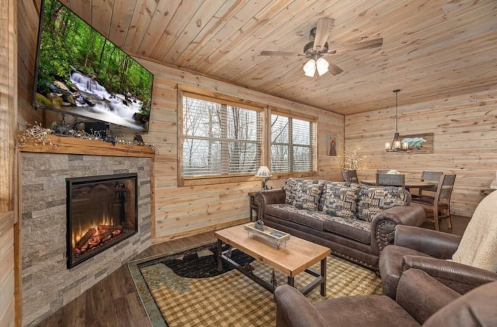 Lux Cabin Smoky Mtn View Dog Friendly Hot Tub