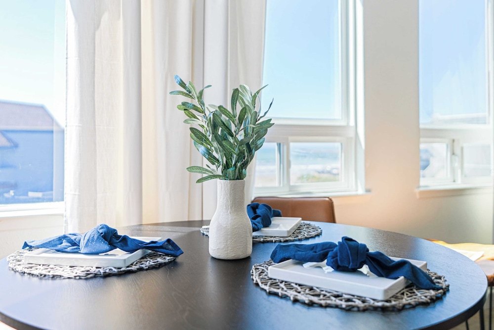 2 Cayucan Bungalows Steps to Beach + Shared Lounge Sleeps 12
