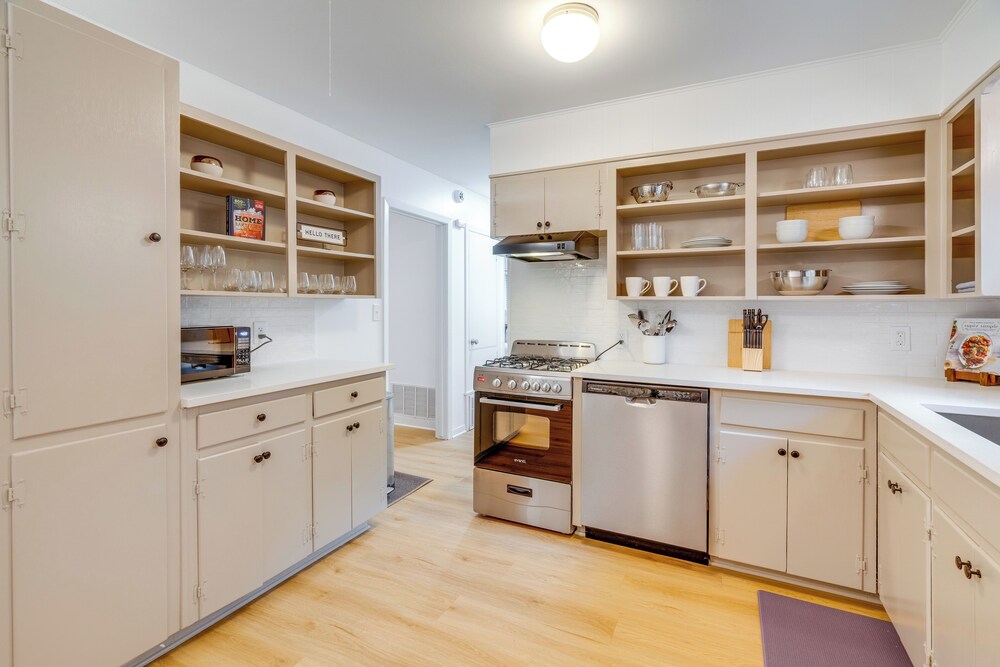 Walk to UT Austin! Charming Duplex w/ Game Room