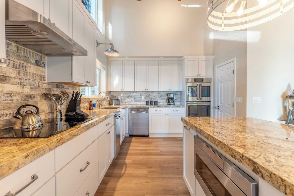 Views + Mins to Skiing, Lake, & Incline Village Incline Serenity by Avantstay